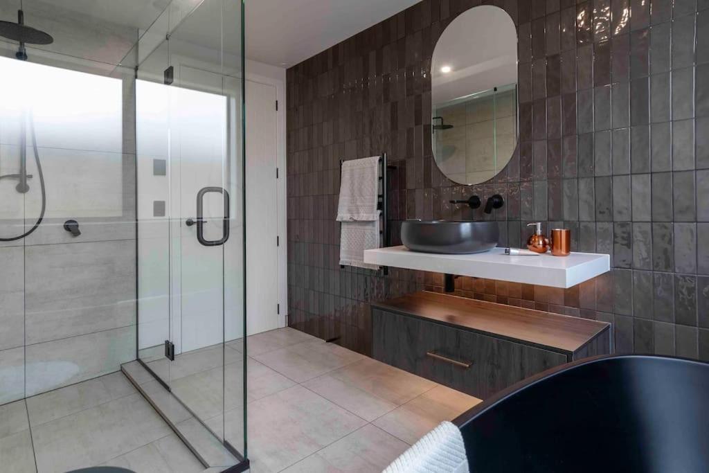Villa Luxury Escape In Cbd - Walking Distance To Town Tauranga Exterior foto