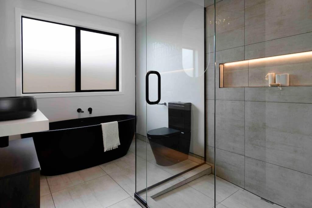 Villa Luxury Escape In Cbd - Walking Distance To Town Tauranga Exterior foto